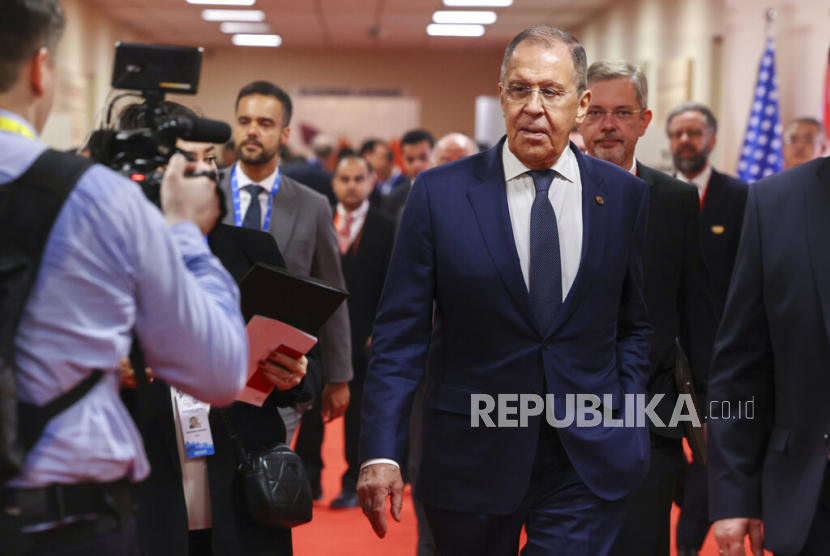  Dalam foto selebaran yang dirilis oleh Layanan Pers Kementerian Luar Negeri Rusia ini, Menteri Luar Negeri Rusia Sergey Lavrov berjalan di sela-sela pertemuan menteri luar negeri G20 di New Delhi, India, Kamis (2/3/2023).