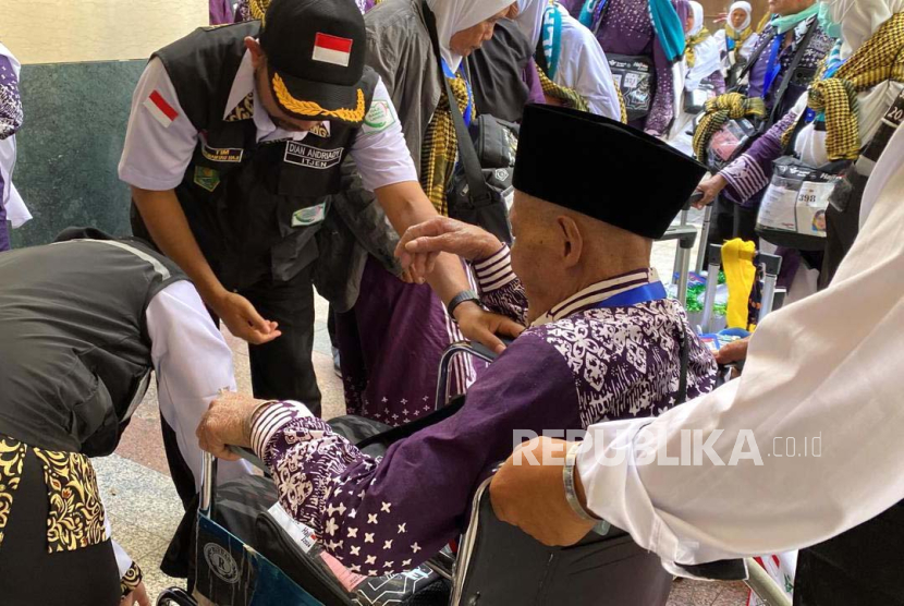 Petugas haji menyambut kedatangan jamaah dan melayani jamaah lansia di Madinah. 