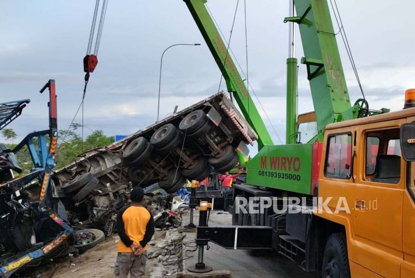 Evakuasi kendaraan terlibat kecelakaan beruntun di tol Semarang-Solo KM 487+600 masih terus dilangsungkan menggunakan alat berat oleh pihak kepolisian beserta stakeholder terkait, Jumat (14/4/2023)