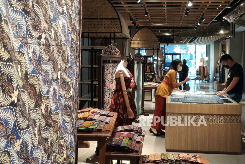Pengunjung mengamati kain batik yang dijual di gedung Sarinah, Jalan MH Thamrin, Jakarta Pusat, Selasa (5/7/2022). 