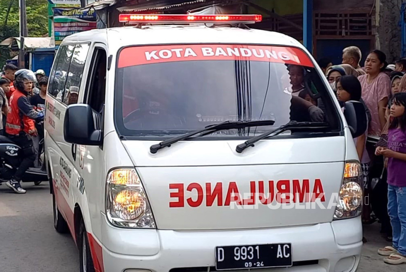 Seorang perawat Rumah Sakit Santosa Bandung berinisial H ditemukan tewas tergantung seutas tali di pintu kamar kontrakannya di Gang Melati 2, Jalan Kopo, Kota Bandung, Ahad (24/3/2024) sekitar pukul 13.00 WIB. Korban ditemukan oleh teman satu kontrakannya dan langsung dilaporkan ke polisi. 