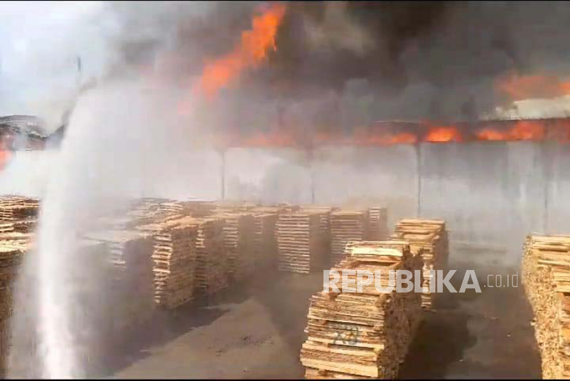 Sebuah gudang pabrik kayu mengalami kebakaran di Desa Bojongmengger, Kecamatan Cijeungjing, Kabupaten Ciamis, Selasa (15/8/2023). 