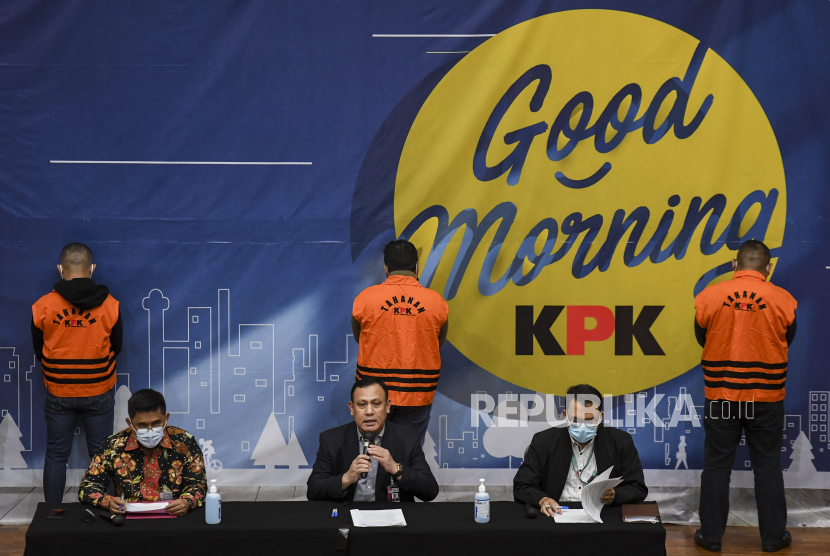 Ketua KPK Firli Bahuri (tengah) didampingi Deputi Penindakan Karyoto (kiri) dan Plt Juru Bicara Ali Fikri menggelar konferensi pers terkait Operasi Tangkap Tangan (OTT) tindak pidana korupsi pada program bantuan sosial di Kementerian Sosial untuk penanganan COVID-19 di Gedung KPK, Jakarta, Ahad (6/12/2020) dini hari. Dalam operasi tangkap tangan itu KPK menetapkan lima tersangka yakni Menteri Sosial Juliari P Batubara, pejabat pembuat komitmen di Kemensos Matheus Joko Santoso dan Adi Wahyono dan pihak swasta Ardian IM dan Harry Sidabuke  serta mengamankan uang dengan jumlah Rp14,5 miliar. ANTARA FOTO/Hafidz Mubarak A/rwa.