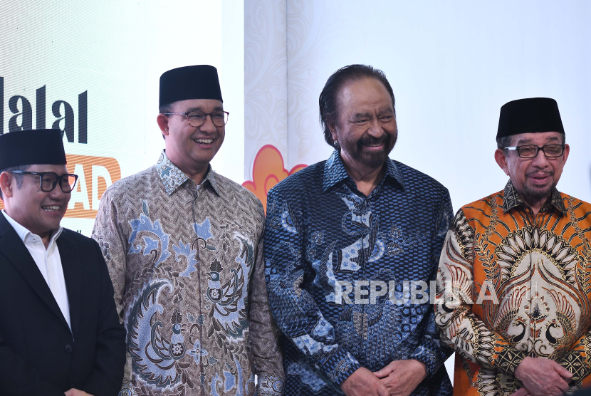 Ketua Majelis Syuro PKS Salim Segaf Al-jufri (kanan) bersama Ketua Umum Partai Nasdem Surya Paloh (kedua kanan), Ketua Umum PKB Muhaimin Iskandar (kiri) dan Anies Baswedan  