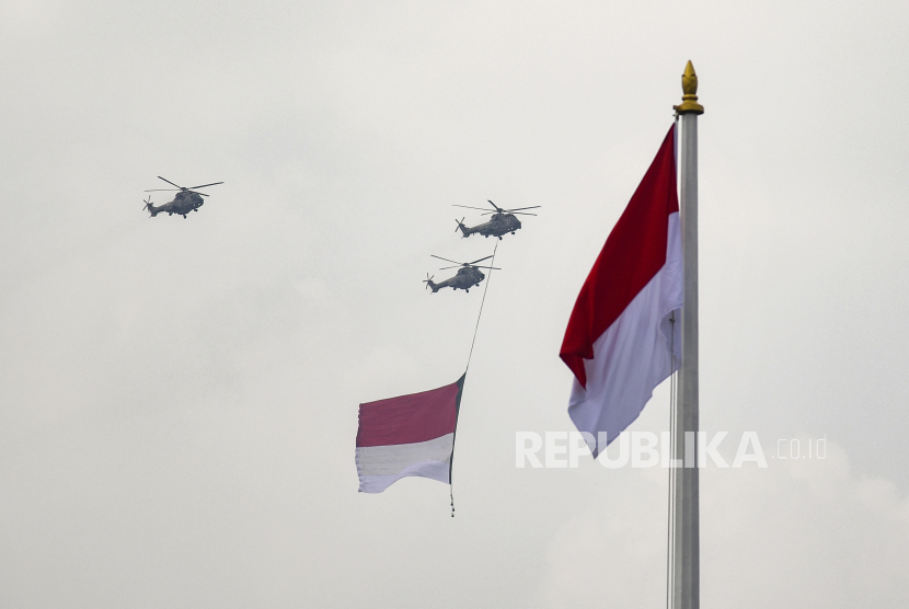 Foto selebaran yang disediakan oleh istana kepresidenan Indonesia menunjukkan, helikopter angkatan udara yang membawa bendera nasional berkibar di atas Istana Merdeka selama upacara pengibaran bendera untuk menandai Hari Kemerdekaan ke-76 di Jakarta, Indonesia, 17 Agustus 2021.