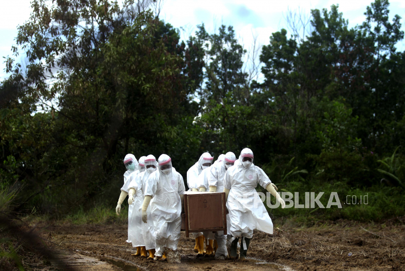 Lima PDP di RSUD Tarakan, Kaltara Meninggal. Petugas memakamkan jenazah Pasien Dalam Pengawasan (PDP) COVID-19 di lahan khusus pemakaman di Tarakan, Kalimantan Utara (Kaltara).