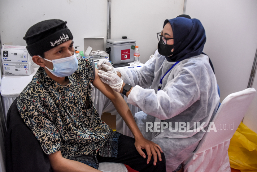 Vaksinator menyuntikkan vaksin Covid-19 ke warga saat pelaksanaan vaksinasi massal di Sentra Vaksinasi Masjid Al Jabbar, Jalan Cimincrang, Gedebage, Kota Bandung, Senin (23/8). Pemerintah Provinsi Jawa Barat bersama Dewan Ketahanan Nasional Republik Indonesia (WANTANNAS RI) dan PT Adhi Karya (Persero) menyiapkan 10 ribu dosis vaksin Covid-19 jenis Sinovac bagi masyarakat Jawa Barat sebagai upaya percepatan program vaksinasi nasional untuk mempercepat herd immunity atau kekebalan kelompok. Foto: Republika/Abdan Syakura