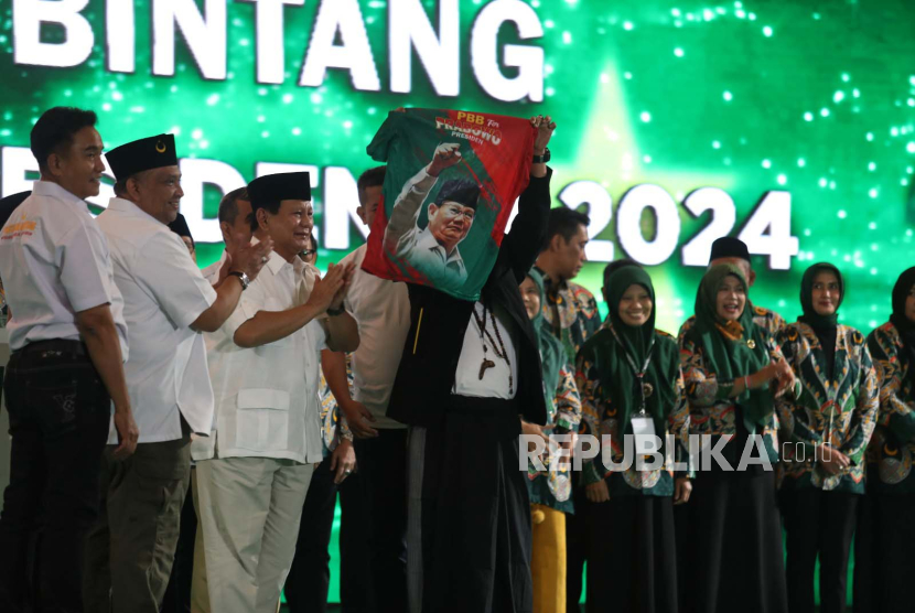 Calon presiden dari Gerindra Prabowo Subianto dan Ketua Umum PBB Yusril Ihza Mahendra bersalaman usai serah terima SK dukungan. Sekjen Gerindra Muzani menyindir PKB dengan sebut dukungan PBB konsisten