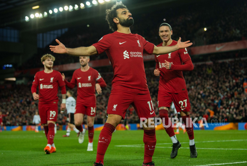 Mohamed Salah dari Liverpool merayakan setelah mencetak gol 4-0 selama pertandingan sepak bola Liga Premier Inggris antara Liverpool FC dan Manchester United di Liverpool, Inggris, (5/3/2023).
