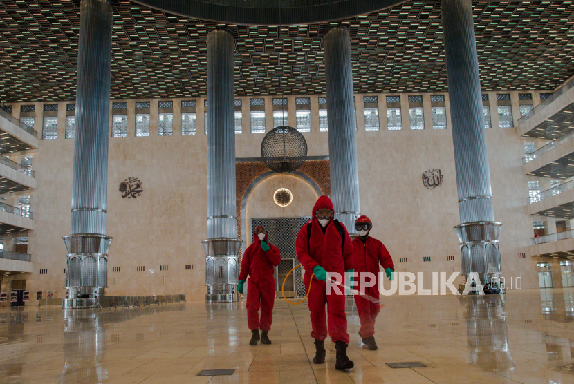 Masjid di Jakarta Boleh Jumatan, Kecuali 62 RW Ini. Petugas pemadam kebakaran melakukan penyemprotan cairan disinfektan di Masjid Istiqlal, Jakarta, Rabu (3/6). Penyemprotan tersebut merupakan upaya peningkatan protokol kesehatan sebelum Masjid Istiqlal dibuka kembali pada bulan Juli 2020 mendatang