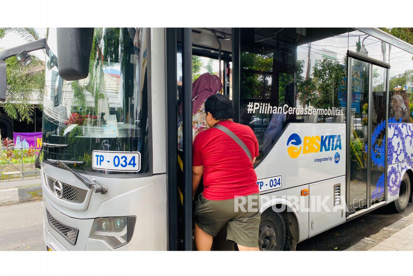 Penumpang mengantre untuk naik ke bus Biskita Transpakuan di Halte Bappeda, Kota Bogor, Jawa Barat.