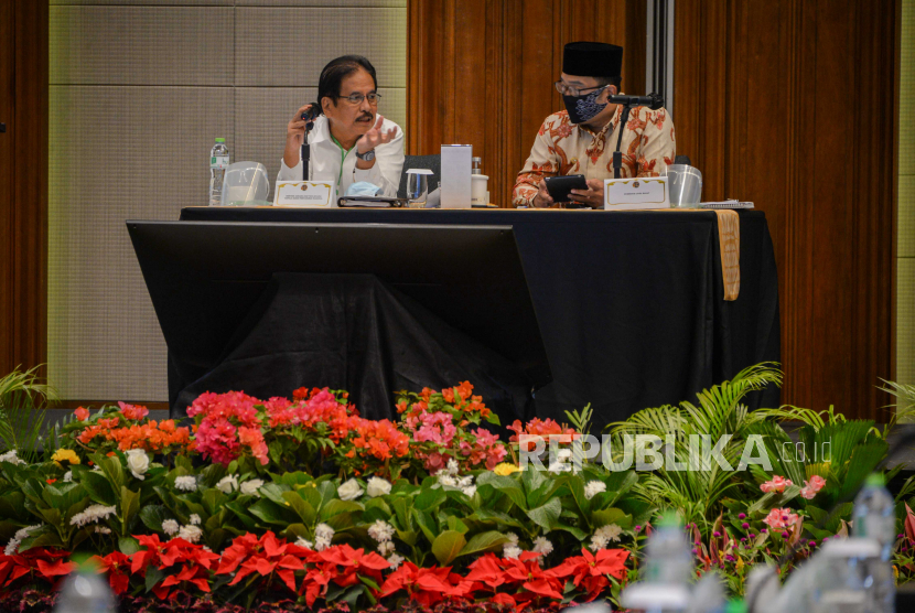 Menteri Agraria dan Tata Ruang atau Kepala Badan Pertahanan Nasional (ATR/BPN) Sofyan Djalil (kiri) bersama Gubernur Jawa Barat RIdwan Kamil (kanan) saat memimpin rapat kordinasi Jabodetabek Punjur, di Bogor, Jawa Barat, Senin (27/7). Rapat tersebut membahas tentang Perpres 60 tahun 2020 tentang rencana Tata Ruang Kawasan Perkotaan Jabodetabek dan Puncak dan Cianjur.