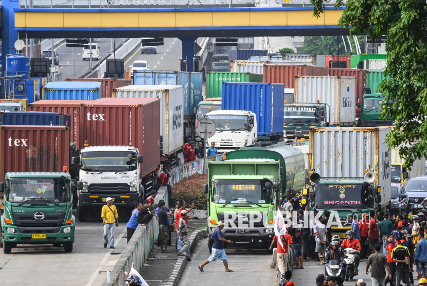 Sejumlah pengunjuk rasa dari Keluarga Besar Sopir Indonesia (KBSI) mencoba menghentikan truk yang melintas di Jalan Yos Sudarso, Koja, Jakarta, Selasa (11/2/2025). Aksi yang diikuti ratusan sopir tersebut menuntut penghapusan pungutan liar, intimidasi premanisme serta mempercepat proses bongkar muat di Pelabuhan Tanjung Priok. 