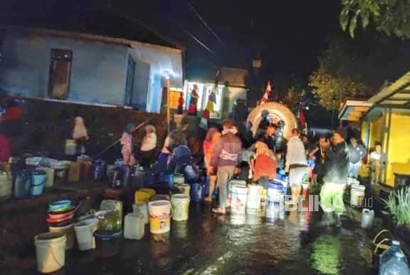Warga di Desa Cintanagara, Kecamatan Cigedug, Kabupaten Garut, mengantre untuk mendapatkan bantuan air bersih. S10 kecamatan terdampak, Pemkab Garut menetapkan status tanggap darurat kekeringan.