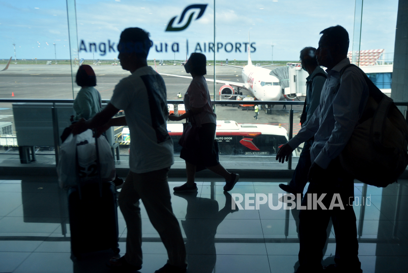 Penumpang pesawat tiba di Terminal Domestik Bandara Internasional I Gusti Ngurah Rai, Badung, Bali, Sabtu (16/12/2023). 