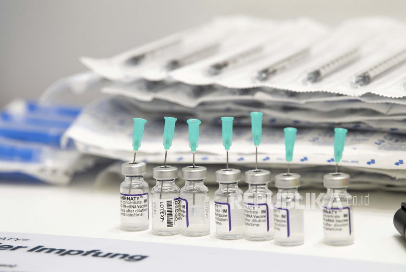 Jerman Butuh Tambahan 15 Juta Booster Hentikan Omicron. Botol vaksin dengan vaksin Biotech siap digunakan di pusat vaksinasi di Osnabueck, Jerman, Sabtu, 13 November 2021.