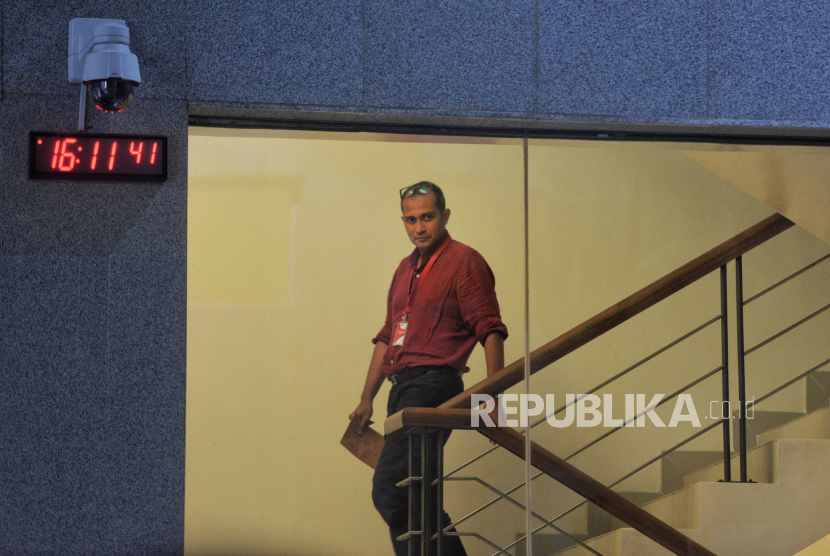 Wamenkumham yang saat ini juga berstatus sebagai tersangka Edward Omar Sharif Hiariej alias Prof Eddy usai diperiksa sebagai saksi di Gedung Merah Putih KPK, Jakarta Selatan, Senin (4/12/2023). 