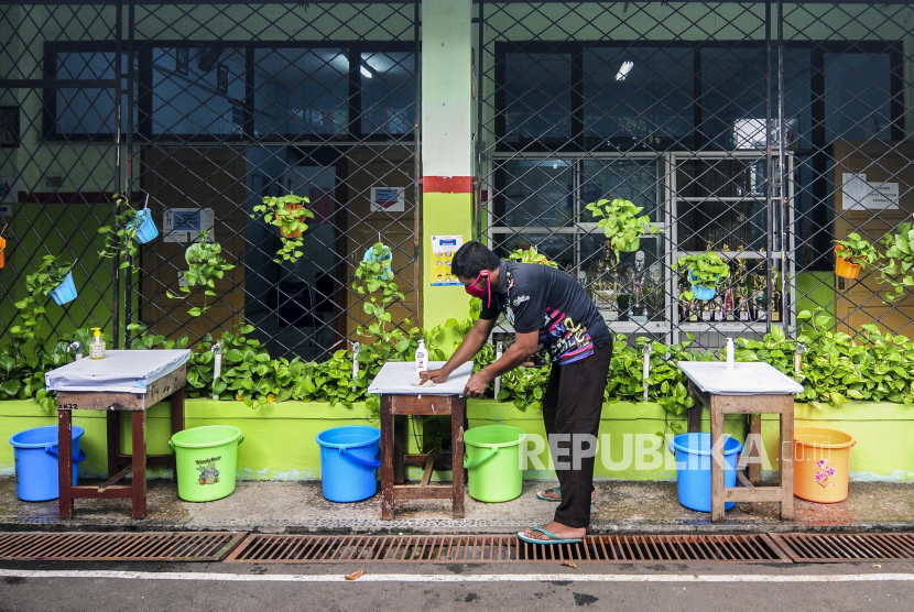 Petugas mempersiapkan fasilitas cuci tangan menjelang penerimaan peserta didik baru (PPDB) di SMP Negeri 60 Jakarta, Rabu (10/6). Kementerian Pendidikan dan Kebudayaan (Kemendikbud) secara resmi menetapkan tahun ajaran baru 2020-2021 dimulai pada 13 Juli 2020