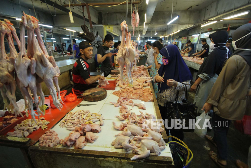 Pedagang ayam potong melayani pembeli di Pasar Kosambi, Kota Bandung.