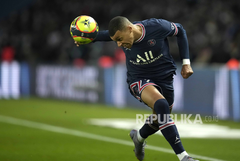 Kylian Mbappe dari PSG menyundul bola saat pertandingan sepak bola Liga Satu Prancis antara Paris Saint-Germain dan Monaco di stadion Parc des Princes di Paris, Prancis, Senin (13/12) dini hari WIB.