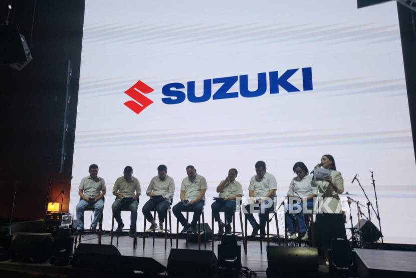 Jajaran pimpinan PT Suzuki Indomobil Sales (SIS) dalam acara jumpa pers di Jakarta Pusat, Selasa (23/1/2024 malam. 