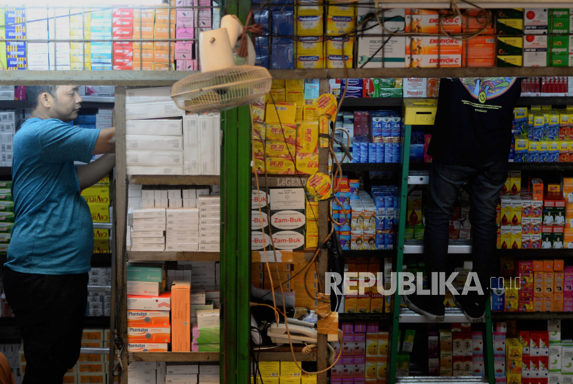 Pekerja merapikan obat di Pasar Pramuka, Jakarta, Rabu (8/2/2023). Anggota Komisi IX DPR RI Netty Prasetiyani mengatakan Komisi IX DPR akan memanggil Badan Pengawas Obat dan Makanan (BPOM)usai munculnya kembali dua kasus Gangguan Ginjal Akut Progresif Atipikal (GGAPA). Komisi IX akan menanyakan masih beredarnya obat yang menyebabkan kasus GGAPA.