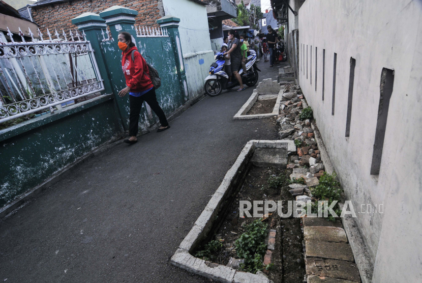 Pemakaman di pinggir jalan kawasan Pisangan Lama, Kecamatan Pulogadung, Jakarta Timur, Kamis (18/6).