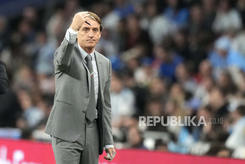 Pelatih Italia Roberto Mancini memberikan arahan kepada para pemain saat pertandingan sepak bola Finalissima antara Italia dan Argentina di Stadion Wembley di London,  Kamis (2/6/2022) dini hari WIB.
