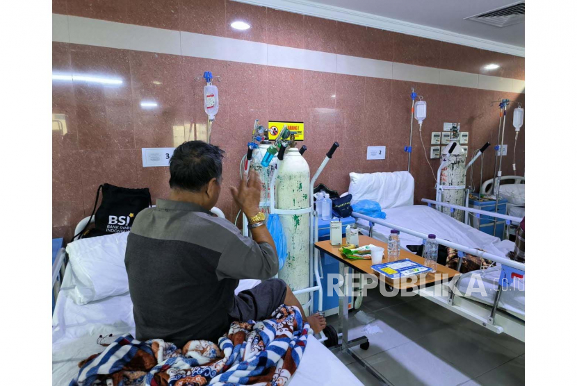 Jamaah haji yang sedang dirawat di Kantor Kesehatan Haji Indonesia (KKHI) Makkah melaksanakan sholat Dzuhur dari atas tempat tidur, Rabu (7/6/2023). 