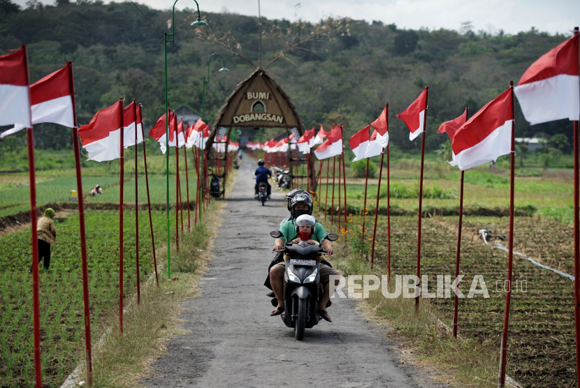 Pengendara sepeda motor melaju di kawasan Dobangsan, Giripeni, Wates, Kulon Progo, D.I Yogyakarta, Rabu (19/8).