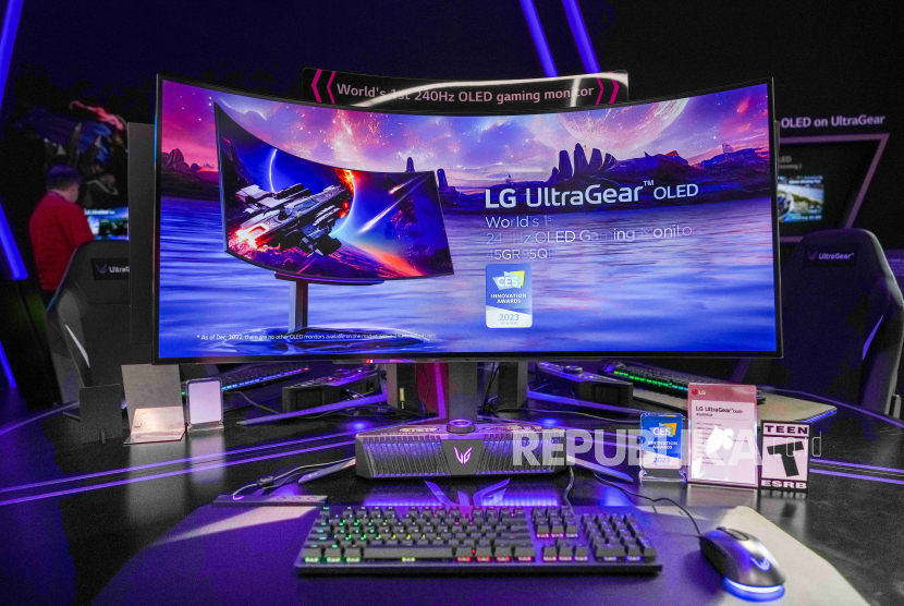 LG menampilkan UltraGear OLED mereka, yang merupakan monitor gaming OLED 240Hz pertama di dunia, di stan LG Electronics selama CES 2023, Kamis, 5 Januari 2023, di Las Vegas. Monitor tersedia dalam ukuran 27 inci dan 45 inci.