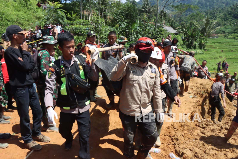 Dua korban anak yang tertimbun material tanah longsor di Kampung Sirnagalih, Kecamatan Banjarwangi, Kabupaten Garut berhasil ditemukan, Jumat (26/4/2024). 