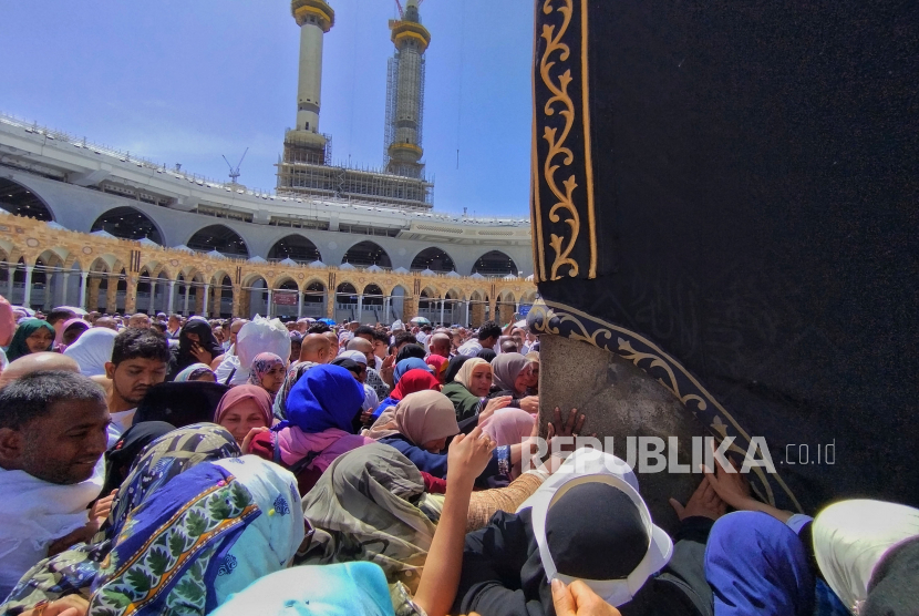 Umat Islam berebut menyentuh Kabah di Masjidil Haram, Mekkah, Arab Saudi, Ahad (30/4/2023). Ekspansi Masjidil Haram Resmi Diberi Nama The Saudi Riwaq