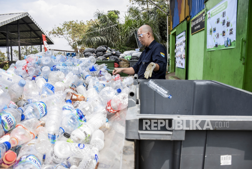 Pemerintah Kota Jakarta Barat mengaku jumlah sampah anorganik di bank sampah selama pandemi berkurang drastis.