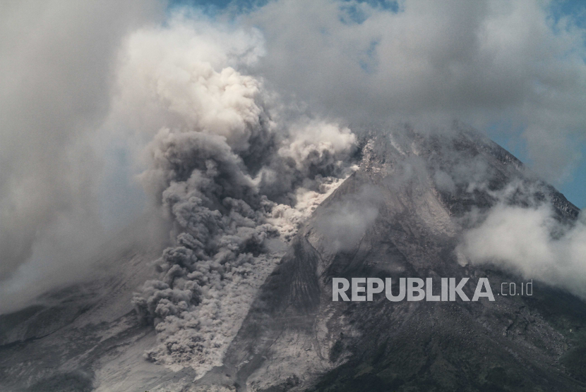Luncuran awan panas Gunung Merapi terlihat dari Turi, Sleman, DIY, Sabtu (11/3/2023). BPPTKG menghimbau kepada masyarakat untuk mengungsi apabila cakupan wilayah awan panas guguran lebih dari 7 kilometer dari puncak. 