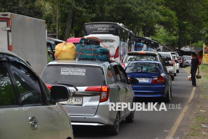 Kepadatan arus lalu lintas dan sejumlah titik kemacetan terjadi saat arus mudik Lebaran di jalur selatan seperti di kawasan Nagreg, Kabupaten Bandung, Sabtu (29/3/2025). Puncak arus mudik diperkiran terjadi hingga malam H-1 Lebaran.