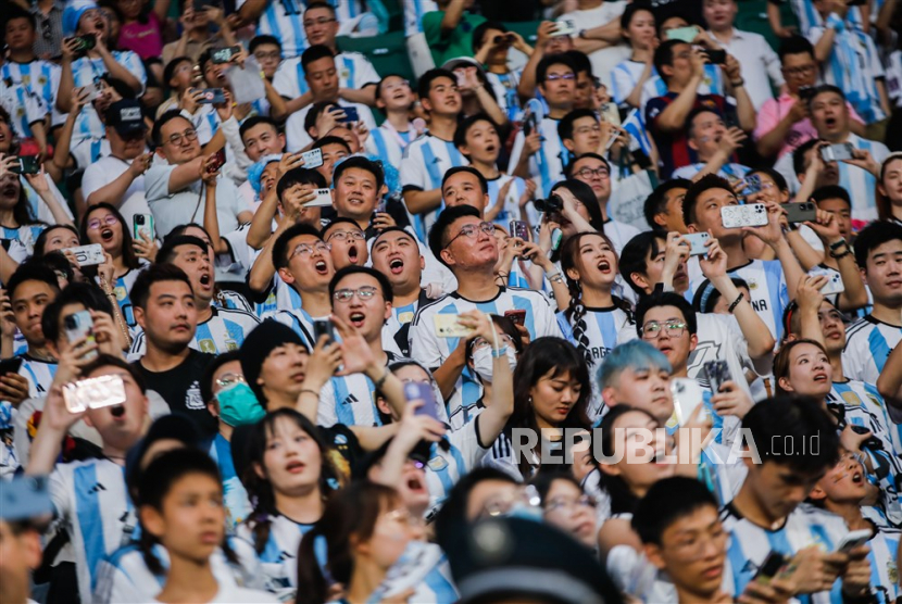 Suporter Argentina bersorak saat pertandingan persahabatan sepak bola antara Argentina dan Australia di Beijing, Cina,  Kamis (15/6/2023).