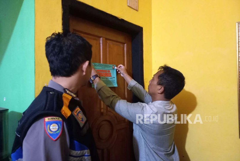 Petugas Satuan Polisi Pamong Praja (Satpol PP) menyegal ruangan yang digunakan untuk tempat karaoke di sebuah kedai kopi kawasan Pasar Burung, Kelurahan Linggajaya, Kecamatan Mangkubumi, Kota Tasikmalaya, Jawa Barat, Jumat (31/3/2023). 