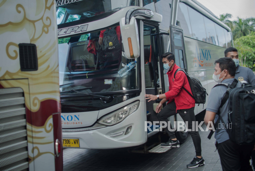 Sejumlah Pemain Timnas U-19 Indonesia berjalan menaiki bus usai Pelepasan di Jakarta, Sabtu (26/12). Timnas U-19 Indonesia kembali melanjutkan Training Camp ke Spanyol meski perhelatan Piala Dunia U-20 2021 yang diselenggarakan di Indonesia dibatalakan oleh FIFA akibat pandemi Covid-19 secara global tidak terkendali. Republika/Thoudy Badai