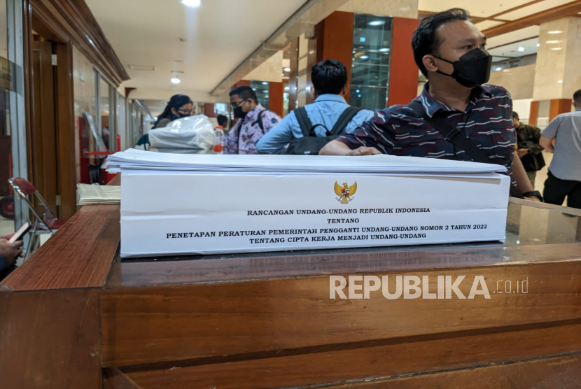Draf fisik rancangan undang-undang (RUU) tentang Penetapan Perppu Nomor 2 Tahun 2022 tentang Cipta Kerja menjadi undang-undang yang telah disepakati oleh Badan Legislasi (Baleg) DPR, Rabu (15/2).