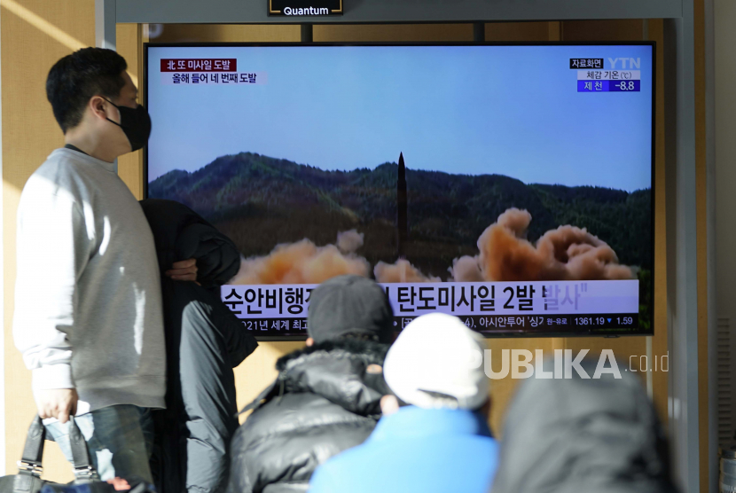 Orang-orang menonton layar TV yang menampilkan program berita yang melaporkan peluncuran rudal Korea Utara dengan rekaman file di sebuah stasiun kereta api di Seoul, Korea Selatan, Senin, 17 Januari 2022. 