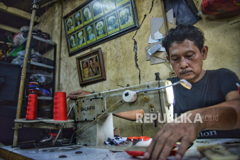 Pekerja menyelesaikan pembuatan tas di salah satu industri rumahan di kawasan Manggarai, Jakarta Selasa (16/7/2024).  Nilai investasi usaha mikro, kecil, dan menengah (UMKM) sentuh angka Rp 127 T.