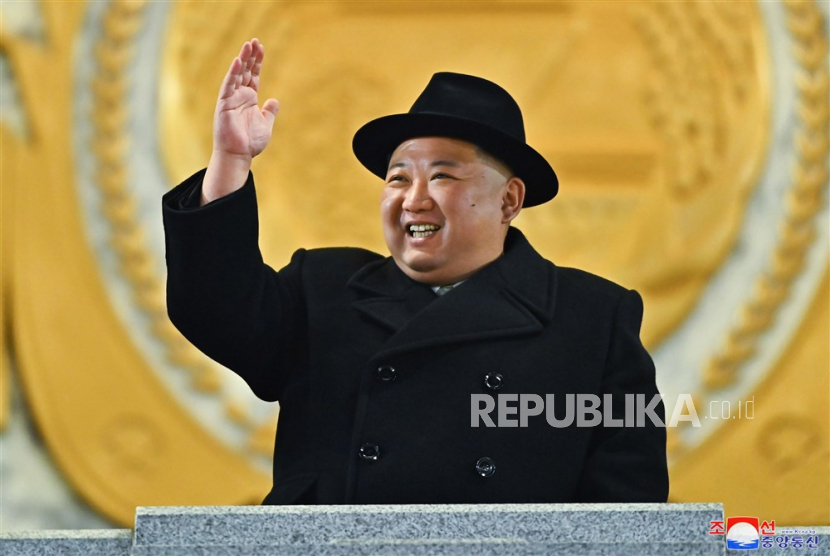  Sebuah foto yang dirilis oleh Kantor Berita Pusat Korea Utara (KCNA) resmi menunjukkan pemimpin tertinggi Korea Utara Kim Jong-un memberi isyarat saat melihat parade militer di Lapangan Kim Il Sung untuk memperingati 75 tahun berdirinya Tentara Rakyat Korea (KPA). , angkatan bersenjata revolusioner dari Partai Buruh Korea (WPK). di Pyongyang, Korea Utara, Rabu (8/2/2023).(diterbitkan Kamis, 9/2/ 2023).