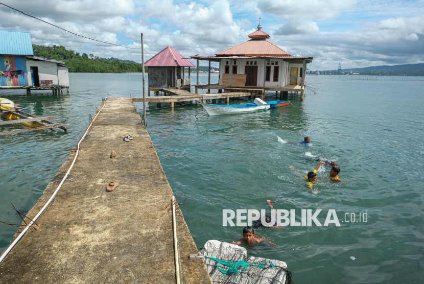 Sejumlah anak berenang di areal kampung warna warni Kelurahan Tondonggue, Kecamatan Nambo, Kendari, Sulawesi Tenggara, Selasa (24/6/2025). Pemerintah Kota Kendari mengusulkan pembentukan kampung nelayan merah putih (KNMP) ke Kementerian Perikanan dan Kelautan (KKP) bagi wilayah pesisir di kota itu yakni pada Kelurahan Tondonggeu, Sambuli, dan Puday yang mayoritas dihuni oleh nelayan. 
