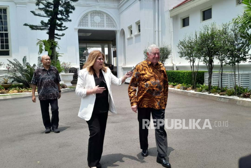 CEO Freeport McMoran Inc Richard C Adkerson bersama CFO Freeport-McMoran Kathleen L Quirk usai menemui Presiden Joko Widodo di Istana Negara, Jakarta, Kamis (28/3/2024).