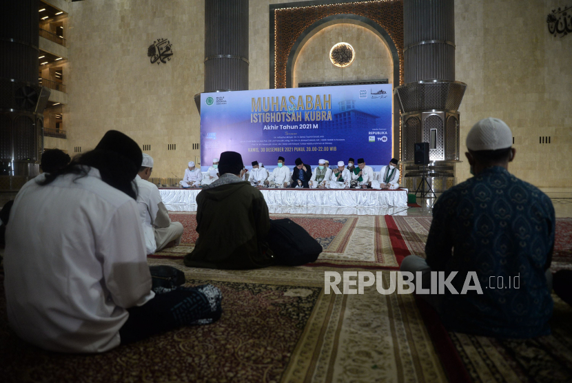 Jamaah mengikuti acara Muhasabah dan Istighotsah Kubra Akhir Tahun 2021 di Masjid Istiqlal, Jakarta, Kamis (30/12). Komisi Dakwah Majelis Ulama Indonesia (MUI) Pusat mengelar acara Muhasabah dan Istighotsah Kubra Akhir Tahun 2021 yang dilaksanakan secara Hybrid dan diharapakan bisa membangkitkan spiritualitas umat Islam.
