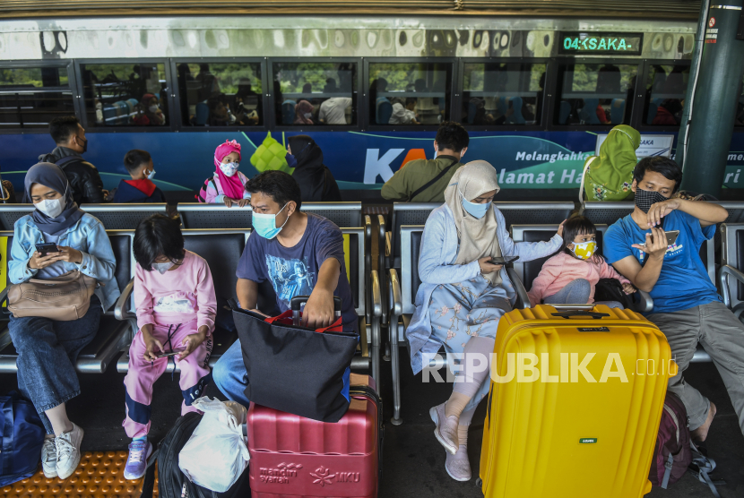 Penumpang Kereta Api Taksaka menunggu kedatangan kereta di Stasiun Gambir, Jakarta. Ilustrasi.