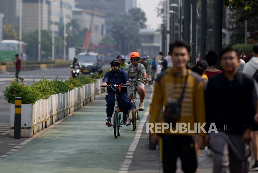Warga berjalan kaki dan bersepeda untuk berolahraga di kawasan Bundaran Hotel Indonesia, Jakarta Pusat, Ahad (3/9/2023). 