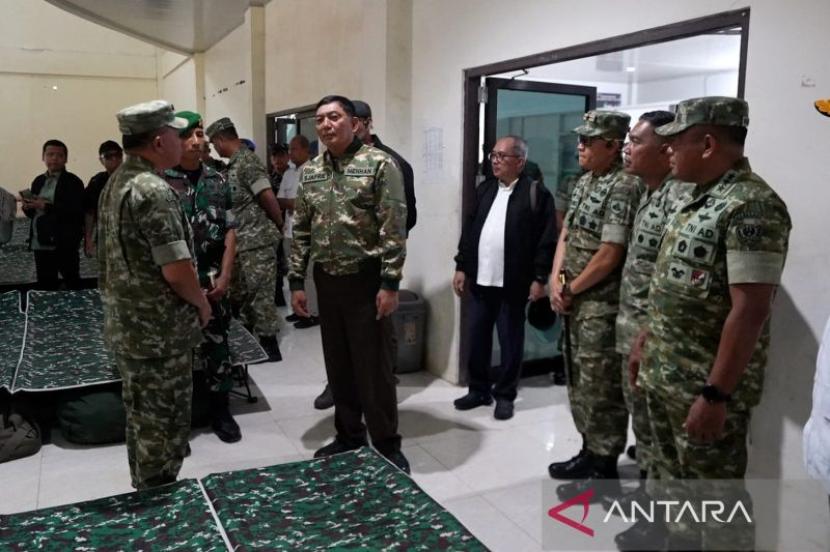 Menhan periksa kesiapan prajurit Yonif TP 828/BWM di Kalsel.