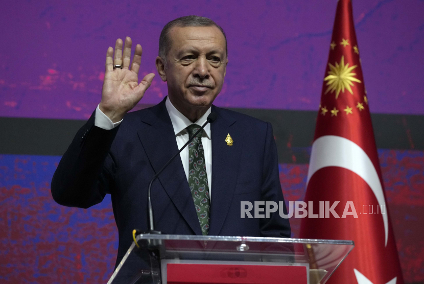 Presiden Turki Recep Tayyip Erdogan memberi isyarat saat berbicara dalam konferensi pers di sela-sela KTT Pemimpin G20 di Nusa Dua di Bali, Indonesia pada Rabu, 16 November 2022. Erdogan telah melakukan percakapan via telepon dengan Presiden Rusia Vladimir Putin